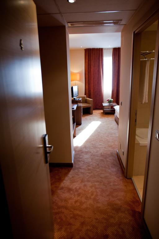 Top Rooms Aparthotel Bucureşti Ngoại thất bức ảnh